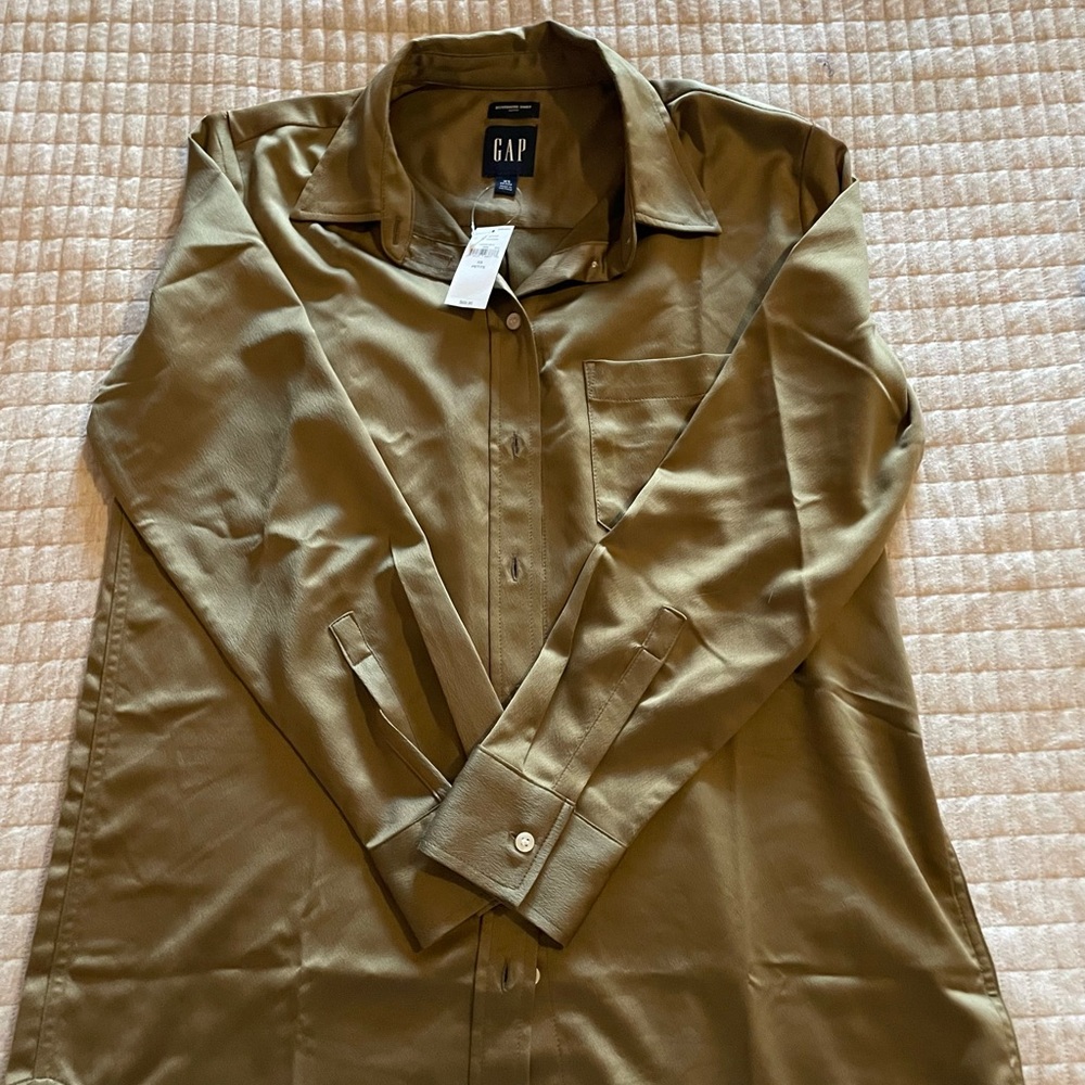 GAP Woman’s Silky Button Down Shirt